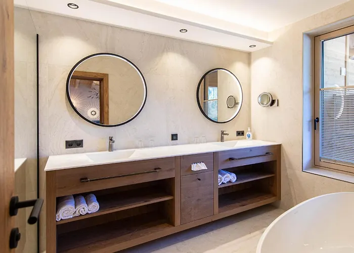 ホテル ペンション ゾンライテン トゥクス